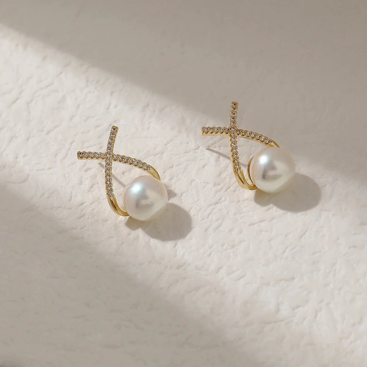 Brilho dourado e pérolas brilhantes: Os brincos que iluminam o seu estilo! - Innovoda