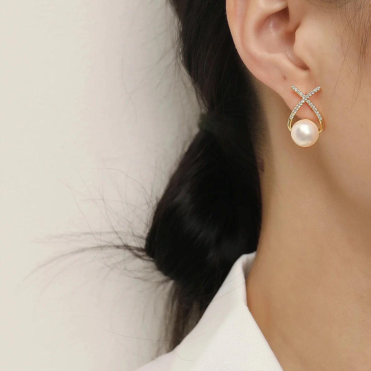 Brilho dourado e pérolas brilhantes: Os brincos que iluminam o seu estilo! - Innovoda