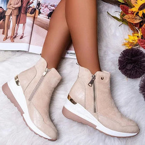 Elegância sem esforço: Botas de tornozelo de cunha com fecho lateral para mulher