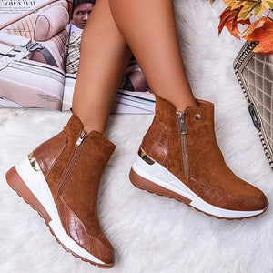Elegância sem esforço: Botas de tornozelo de cunha com fecho lateral para mulher